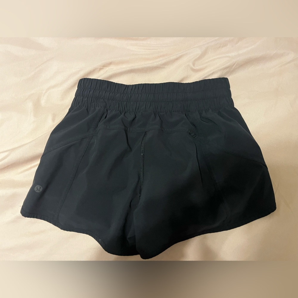 LULU LEMON SIZE 8 (4 inch inseam) BLACK